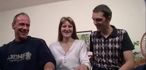  Deutsches Paar macht ihren ersten Dreier mit fremden Typ